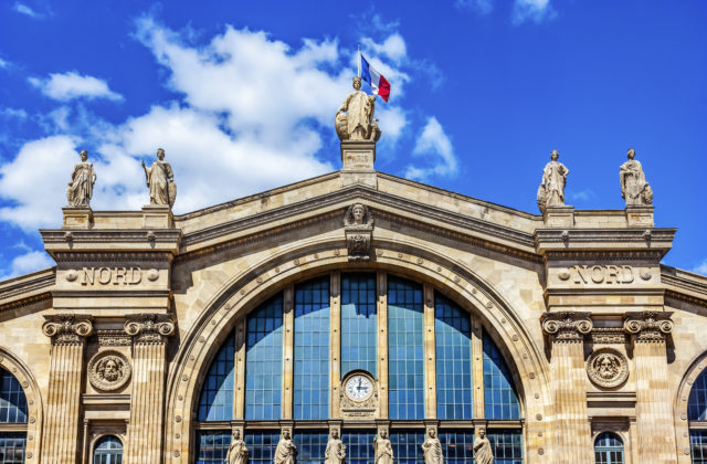 Muž na parížskej vlakovej stanici zaútočil nožom na ľudí, útočníka museli „neutralizovať“ (video)