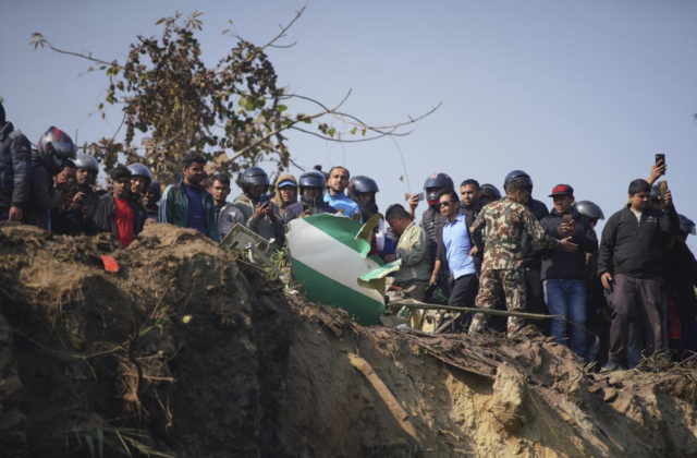 Havária lietadla v Nepále je najtragickejšia za posledných tridsať rokov, zomrelo viac ako 60 ľudí