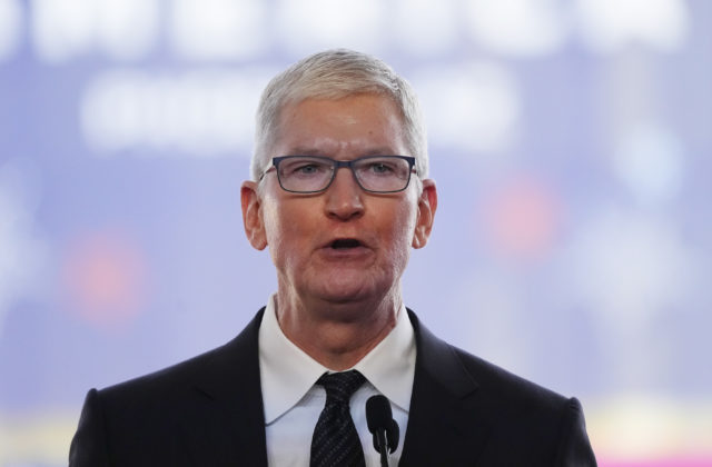 Šéfovi firmy Apple znížili plat o 40 percent, zarobí „len“ 49 miliónov