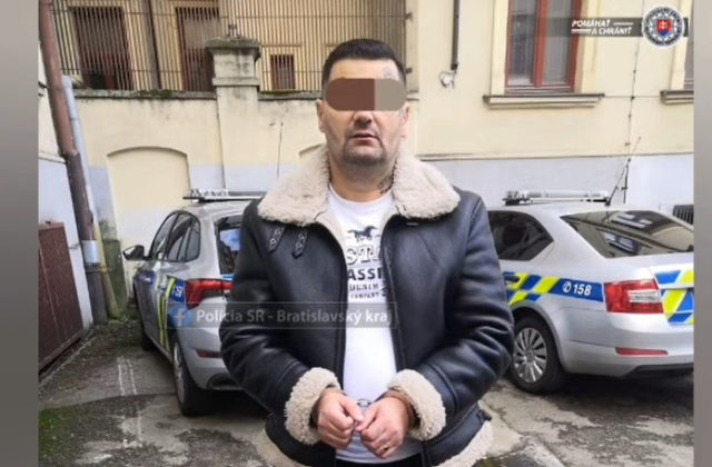 Polícia zadržala muža, ktorý sa v uliciach Bratislavy dopustil na ženách viacerých trestných činov (video)