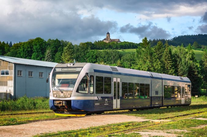99077_letne vlaky zssk odvezu cestujucich aj za historickymi pamiatkami ako napriklad lubovniansky hrad 676x450.jpg