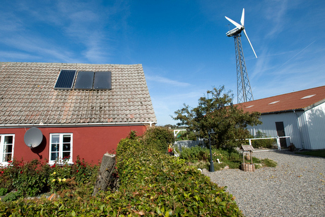 Dom s veternou turbínou -