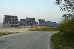 Fotovoltaicke panely pri ceste