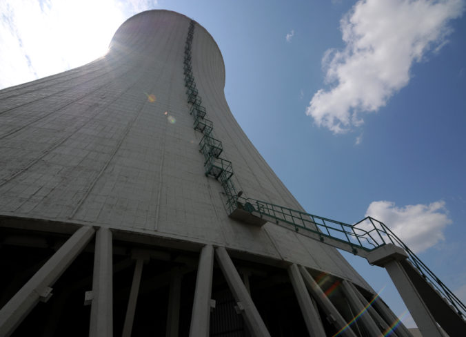 Jedna z chladiacich veží 3. a 4. bloku jadrovej elektrárne Mochovce počas návštevy poslancov Výboru NR SR pre hospodárske záležitosti na stavbe 3. a 4. bloku jadrovej elektrárne Mochovce. Mochovce, 2. júl 2019.