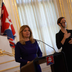 Prezidentka SR Zuzana Čaputová (vľavo) počas tlačovej konferencie o podpise troch zákonov v Prezidentskom paláci. Bratislava, 31. júl 2020.