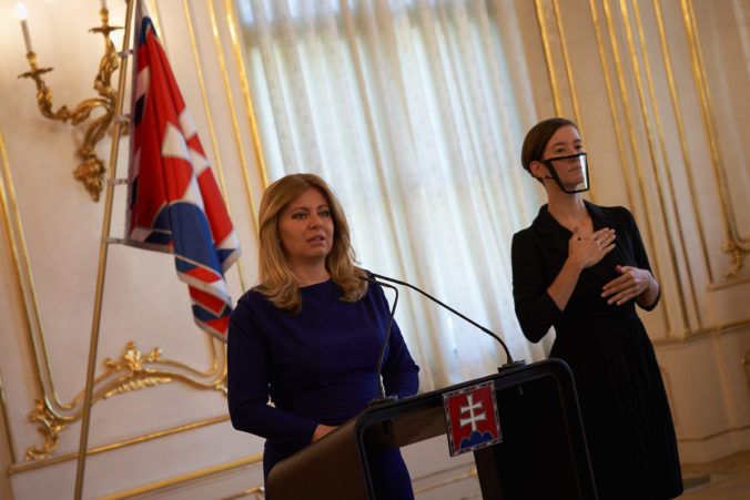 Prezidentka SR Zuzana Čaputová (vľavo) počas tlačovej konferencie o podpise troch zákonov v Prezidentskom paláci. Bratislava, 31. júl 2020.