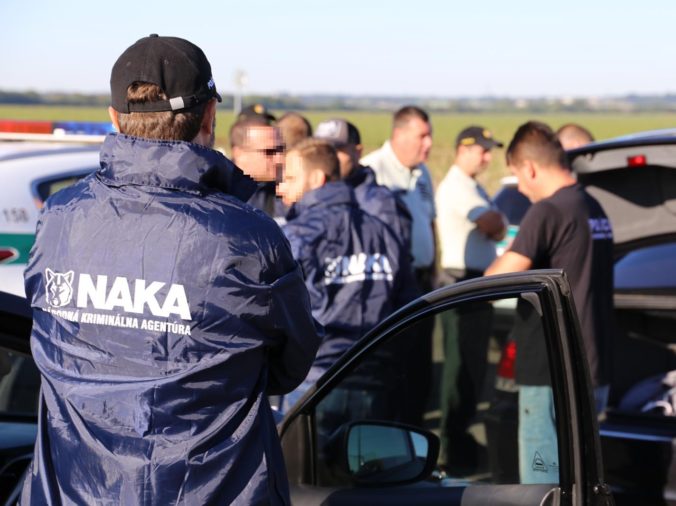 Na viacerých miestach v areáli Jadrovej elektrárne Mochovce a v Bratislave zasahuje NAKA. Ide o akciu špecializovaného tímu Elektro s krycím názvom Požiar. Polícia zaisťuje veci dôležité pre trestné konanie v prípade obzvlášť závažného zločinu podvodu a porušovania povinnosti pri správe cudzieho majetku v súvislosti s dostavbou tretieho a štvrtého bloku jadrovej elektrárne. Bratislava, 8. september 2020.