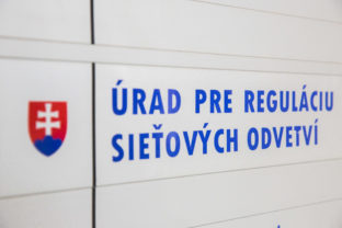 Pohľad na názov Úradu pre reguláciu sieťových odvetví na Bajkalskej ulici. Bratislava, 13. december 2016.