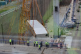 Komponent ľavého krídla vrát s váhou takmer 110 ton, ktorý ukladajú za pomoci žeriavu na dno komory počas pokračujúceho projektu Inovácia a modernizácia plavebných komôr na Vodnom diele Gabčíkovo. Bratislava, 12. máj 2020.