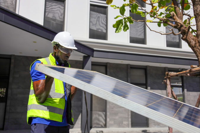Robotník instalacia dotácie malé obnovitelne zdroje energie solarna energetika