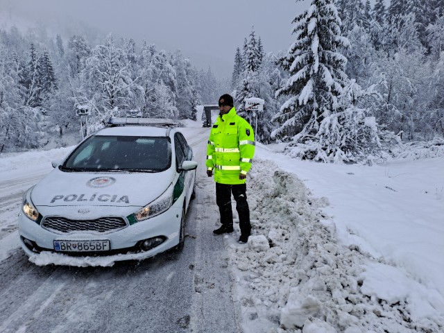 Polícia SR dnes pomáhala z dôvodu sneženia na horských prechodoch Banskobystrického kraja uzavretím, alebo regulovaním vozovky