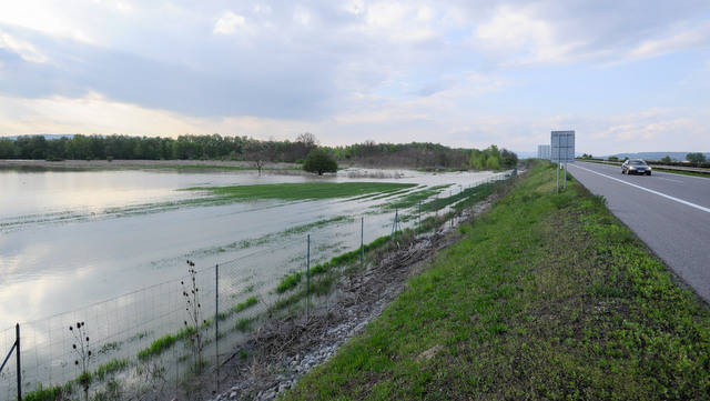 Rozliata rieka Váh, povodne
