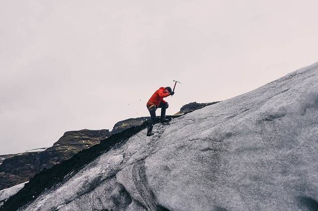 Mountain climbing lezenie pixabay.jpg