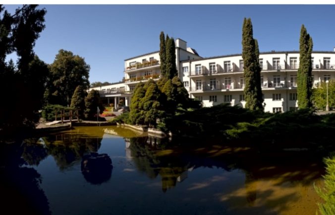 Kúpeľný hotel Palace na Sliači, ktorý sa stal od 1. mája karanténnym centrom pre repatriantov. Riaditeľ a predseda predstavenstva Jozef Udič zaviedol v hoteli počas niekoľkých hodín výnimočný režim a v priebehu dňa prijali prvých 143 repatriantov v súvislosti s ochorením COVID-19 spôsobeným koronavírusom SARS-CoV-2. Bratislava, 3. máj 2020.