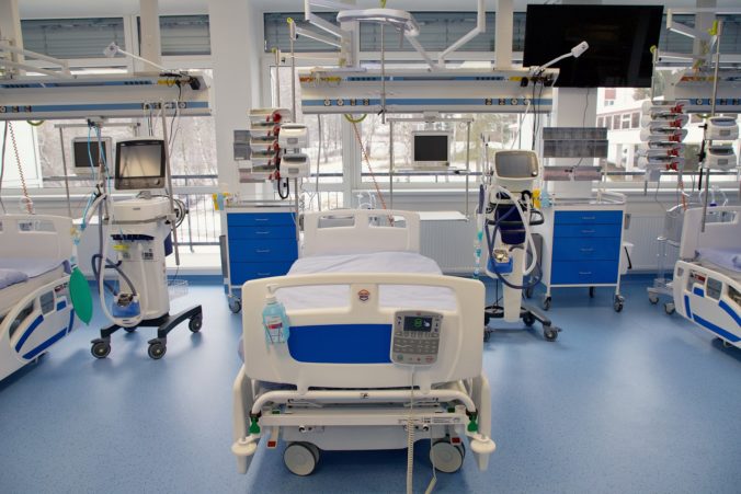 Jedna zo zrekonštruovaných izieb Oddelenia anestéziológie a intenzívnej medicíny v Kysuckej nemocnici s poliklinikou v Čadci. Celková investícia do modernizácie vrátane prístrojového vybavenia bola vo výške viac ako 630-tisíc eur. Na financovaní sa podieľal z veľkej časti ilinský samosprávny kraj, časť pokryla nemocnica z vlastných zdrojov. Bratislava, 20. február 2020.
