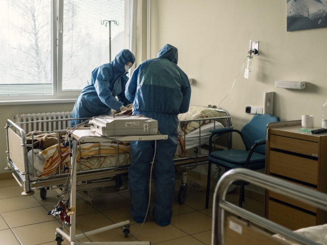 Zdravotnícky personál ošetruje pacienta s ochorením COVID-19 v Nemocnici Malacky. Bratislava, 4. február 2021.