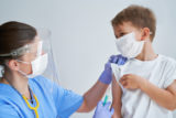 Odborníci vyzývajú na očkovanie detí proti ochoreniu COVID 19