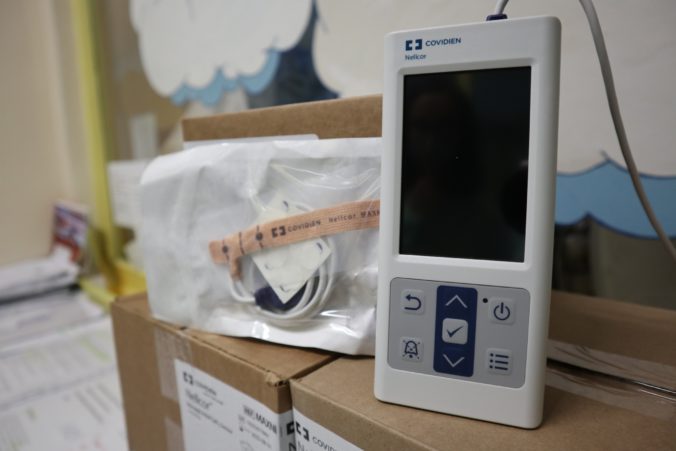 Fnsp za_novorodenecke oddelenie ziskalo novy pulzny oxymeter pre najmensich pacientov.jpg