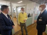 (uprostred) návštívil košické nemocnice a rokoval s ich riaditeľmi, aby sa informoval o aktuálnej epidemiologickej situácii v súvislosti s COVID-19 v nemocniciach, a aby poïakoval lekárom, sestrám a ïalším zdravotníckym pracovníkom. Bratislava, 29. október 2021.