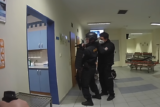 Policia cesko nemocnica zasah pomoc.png