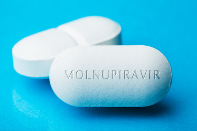 Ministerstvo pre COVID pacientov nakúpi antivirotikum s účinnou látkou molnupiravir
