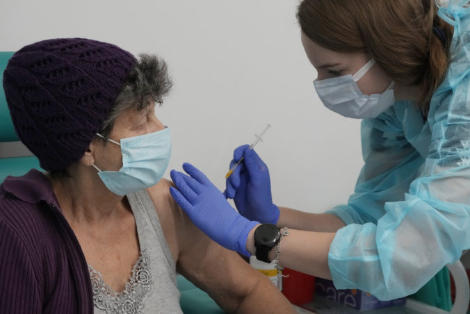 KORONAVÍRUS Poľsko zavádza povinné očkovanie pre učiteľov, zdravotníkov a pracovníkov bezpečnostných zložiek