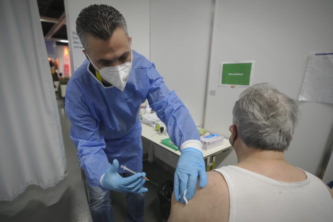 Rakúsko plánuje ukladať ľuďom, ktorí sa budú vyhýbať povinnému očkovaniu proti koronavírusu, pokuty do sumy 3 600 eur.
