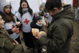 UKRAJINA: Dobrovoľníčka pomáha vojnovým utečencom z Ukrajiny v dočasnom núdzovom tábore pri hraničnom priechode Veľké Slemence. Veľké Slemence, 28. február 2022. Vojnoví utečenci