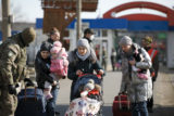 UKRAJINA: Vojnoví utečenci z Ukrajiny prechádzajú za pomoci vojakov SR cez hraničný priechod v obci Veľké Slemence. Veľké Slemence, 28. február 2022. Vojnoví utečenci